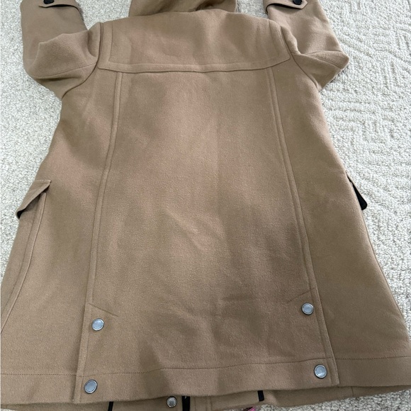 Burberry duffle coat in a beige or camel colorway with a heart-pattern EUC - Picture 10 of 13